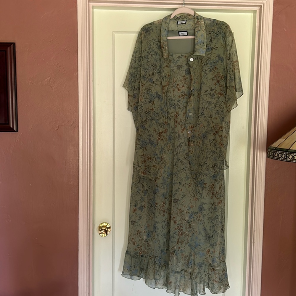 Beautiful floral green, blue midi dress in EUC. No tags. Size approx 16w-18w.